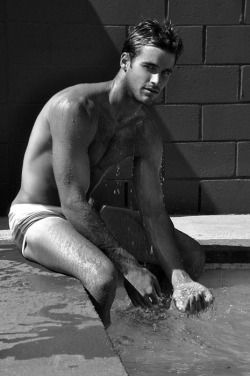 2hot2bstr8:  he is so hot i can’t even deal with it. oh lance…one of my favorite models♥ 