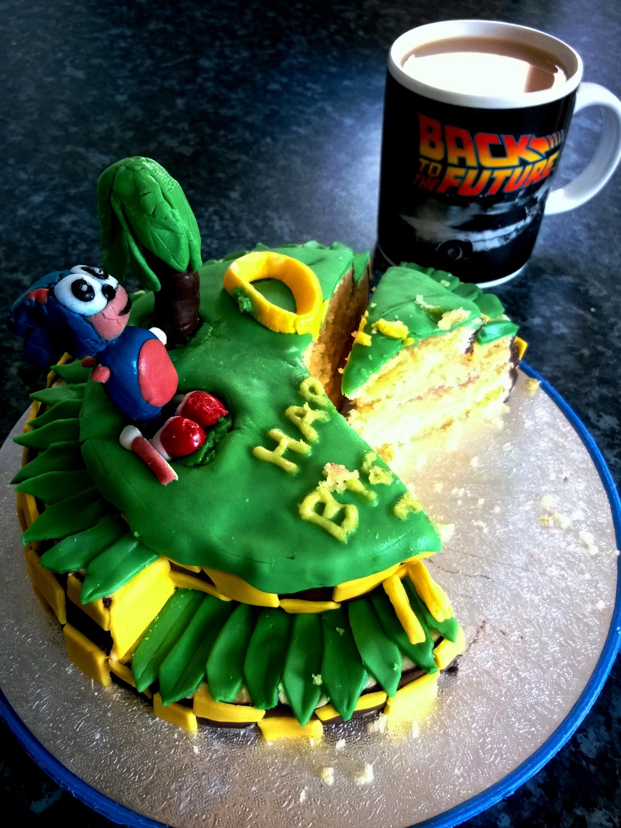 byway:

It’s Sunday afternoon and time for a cup of tea and some 10 day old slightly melted home-made Sonic the Hedgehog birthday cake :P
