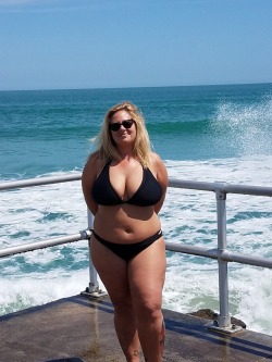 pokerjimandcurvyjen:  Today in Ponce Inlet! Jen loves this bikini, don’t we all! 😉