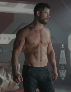 fuertecito: Chris Hemsworth in a new still from Thor: Ragnarok (2017) jfpb