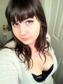 livvy-saurus-rex:  Just in case you never noticed my eyes are blue. 