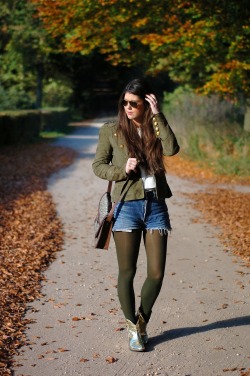 tightsobsession:  Green tights with shorts.  Tights week starts November 3rd! 