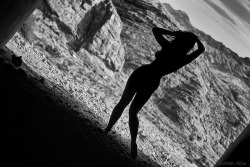 allioart:  Severina Panama for AllioArt allioart: Miragecomplessa nuda | collezione d'arte visiva fotografia in bianco e nero originale le località: Mojave Desert Nevada USA fotomodella nuda musa: Severina Panama ©2006 Allio | @allioart 