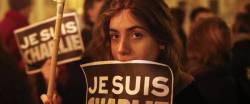 girlsandrevolts:  Une jeune femme prend part à une manifestation en solidarité avec Charlie Hebdo à New York