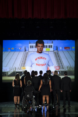 nayarivra:    GLEE: The McKinley family of the past and present join together to remember and celebrate the life of Finn Hudson in “The Quarterback” episode of GLEE airing Thursday, Oct. 10 (9:00-10:00 PM ET/PT) on FOX. ©2013 Fox Broadcasting Co.