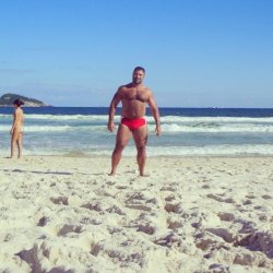 musclebearsparadise:  Disfutar da praia em Barra de Tijuca #summertimes #summertime #beachtime #barradetijuca #instabear #instagym #barbudo by ositobueno http://ift.tt/1US5jPU
