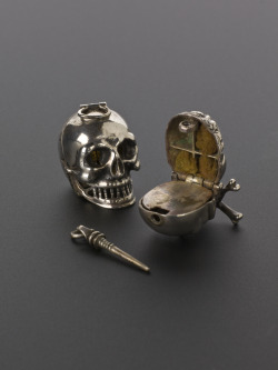 bathsabbath:  sutured-infection:  Silver skull vinaigrette, Europe, 1701-1900   Like pomanders, vinaigrettes could be used as a vessel to hold strong smelling substances to be sniffed should the user be passing through a particularly smelly area. At a