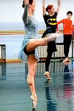 Ballerina HUGE Calves http://www.her-calves-muscle-legs.com/2017/03/ballerina-with-huge-calves.html