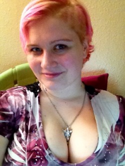 chlorogirl:  A smile, a strawberry blonde(hehe), and cleavage.