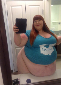 Classic SSBBW selfie with the belly on the counter&hellip;  					Kellie Kay 			 			E cup (DD) / 65-79-97 [1] 			Height: 5'5&quot; 			Weight: 615  [1] 			BMI: 102.3 		