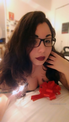 kinkywaifu:  kinkywaifu:  🎁 Santa’s Little Helper 🎁 Even though you’ve been naughty this year, Santa was feeling generous and decided to leave you a present anyway! Watch me model my green lingerie and thigh highs just for you! (this set is