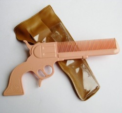 mayhembecomesher:  thechocolatebrigade:  Vintage 40s Rodeo Queen Gun Shaped Novelty Hair Comb     #need