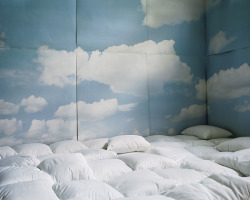 little-miss-aphrodite:  I never knew I wanted a bedroom painted with clouds until now