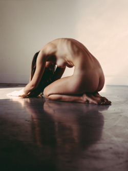delicatesexandlove:  modelsinthemorning:  Roxanna Dunlop Copyright © 2013, Basement Fox, All Rights Reserved For Models in the Morning Photography Book   A delicate blog of artistic nudes &amp; tender love  