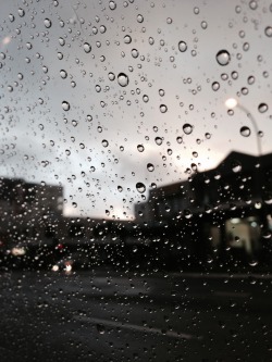 lah-disputes:  It’s raining and I happened to take a really pretty picture of the rain drops on the car window c: