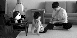 gn-a:  Tablo struggling to put Haru’s sock on because of his shoulder fracture. 