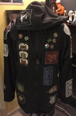 I made a hoodie to wear to The Adventure Zone live show at SDCC and I wanted to share the patches I made for it :DD Some of the designs were inspired by fandesigns that already existed but I did my best to put my own spin on them :) If you wanna use them