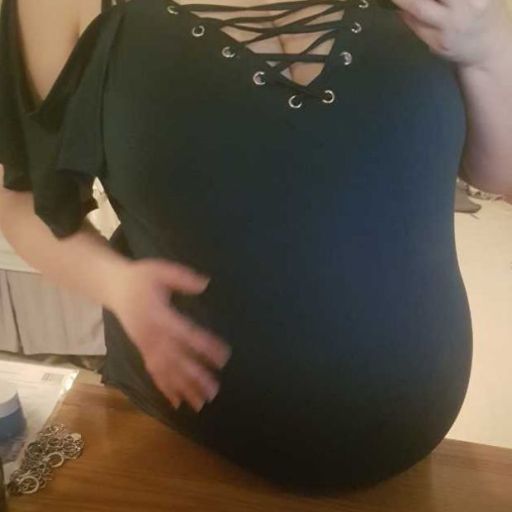 preggoalways:Sometimes when they are so full like that, perky and big going braless is more comfortable. Oh and well sexy too. 