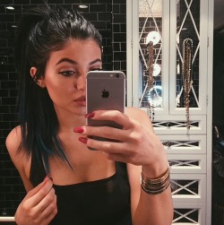 furium:  kenzojpg:  surprised that she got the new phone?  6teen years old girl and ฮk in her wrist+ũk dollars in her hand. my life is shit