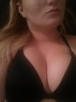 talkintowallsagain:  I’m so fucking bored someone entertain me, talk about how you want my titis in ya mouth or sumthin