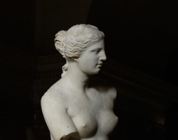 marmarinos:Detail of the Venus de Milo, an ancient Greek statue of the goddess Aphrodite, dated to 130-100 BCE and found on the island of Milos. The statue is attributed to Alexandros of Antioch, a Hellenistic sculptor who lived between the 2nd and 1st