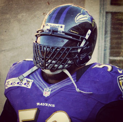 bleacherreport:  Ray Lewis has a sick new facemask.Via   As if the Baltimore Ravens defense wasn&rsquo;t horrifying enough.