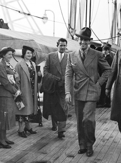 deforest:  Under the gaze of lady admirers, Robert Taylor arrives at Southampton on August 27th, 1937 to film A Yank at Oxford (1938)  