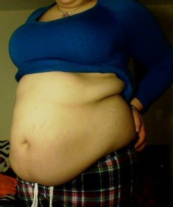 bigbellybabe:  belly&lt;3