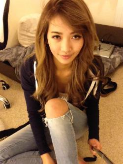 Hot Asian girl cutie in jeans - TWITTER -  @MissReinaT
