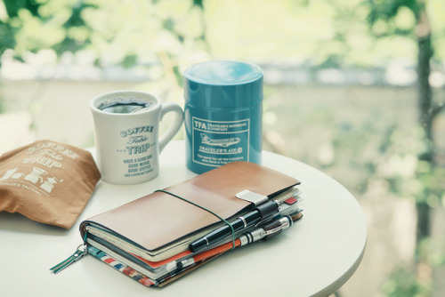 my-aeipathy: Have a coffee table trip with TRAVELER’S notebook. by thomas@flickr on Flickr. 