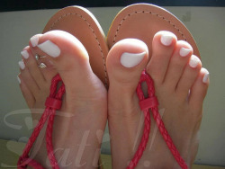 frenchaphrodisiac:  Let me introduce you the perfect feet.