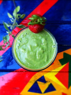 mindbodygreen:  My post-workout green smoothie ingredients by request:  -1 Apple (the sweeter the better I personally love Fuji and pink lady apples) -1 Persian Cucumber (or a baby cucumber) -2 Cups Spinach -&frac14; Avocado -&frac12; Lemon Juice -1 Cup
