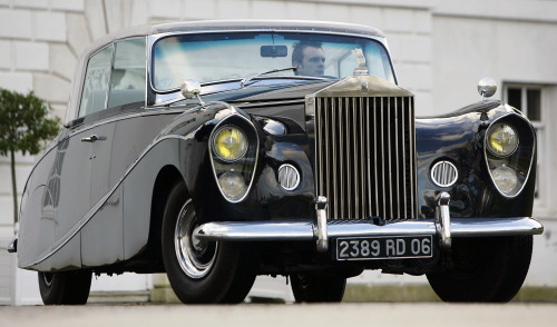 carsthatnevermadeitetc:  Rolls-Royce Silver Wraith “Perspex Top” Saloon, 1956, by Hooper.  Commissioned by flamboyant multi-millionaire, Nubar Gulbenkian for his use on the French Côte d’Azur. There was an electrically operated fabric inner blind