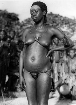tobacco-and-leather:  Africa | Yasayama woman. Belgian Congo. ca. 1940/50s | Scanned vintage photographic print; photographer C. Lamote 