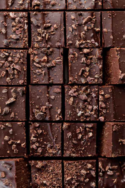 chocolateguru: Raw Double Layer Chocolate Fudge with Cacao Nibs 
