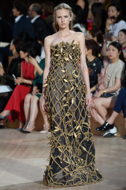 alexielapril:  hostagesandsnacks:Valentino Fall 2015 Couture  what a lavellan would wear