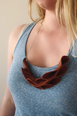 truebluemeandyou:DIY Organic Leather or Felt Necklace Tutorial from Bohomia. This is one of those DIYs that is easier to make than it looks and is very customizable. If you do opt for felt, it should be heavy felt that can keep it’s shape when glued.