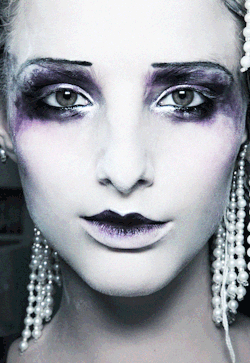 bitchunderthestreetlight:  deprincessed:  Fallen From Grace: Model shows off her dramatic makeup done by the phenomenal Pat McGrath who used metallic detailing, smudged eyeshadow and strong dark lipstick to create the show-stopping look for John Galliano