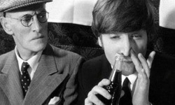 John Lennon sniffe du Coke.