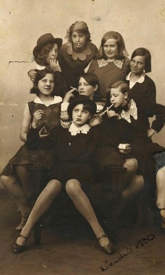 smokedrunk:  Girl Gang - Kevadel, 1930. 