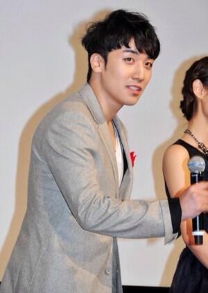 [4/12/2013][Photos] Seungri tại buổi họp báo cho UULA Drama「指恋」 Tumblr_mxa7sgcjca1qb2yato2_400