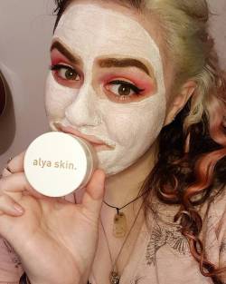 So today I received my @alyaskinaus #australianpinkclaymask  And I am LIVING. My pores are less noticeable, my skin feels SO SOFT and luxurious.  I had my doubts at first, but I think I just found my new favourite mask. 😍💖  #beauty #instabeauty