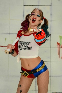 irishgamer1:  You guys knew it was coming with Suicide Squad in theaters. A sexy Harley Quinn nude cosplay. Love this one.