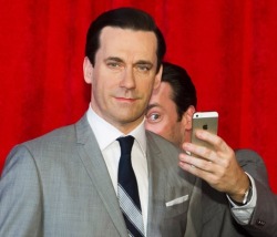 Double selfie (Jon Hamm snaps himself and his wax effigy at Madame Tussau’s in New York)