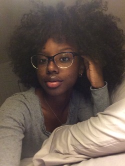 lionmighty:  curls-bythapound:  Oh she wear glasses too? 