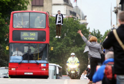 satan-masterofsass:  myfrankensteinromance:  corpsin123:  gallifrey-feels:  twinkletwinkleyoulittlefuck:  tinkerbeth-in-neverland:  sparklesstripeyjumpers:  broadcasting-in-living-color:  Dynamo, an English magician, went around London over the weekend,