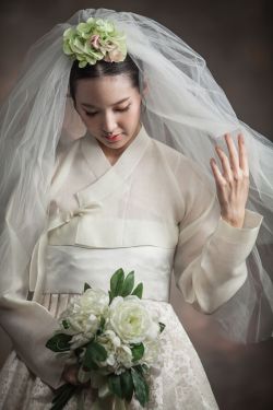 royals-and-quotes:  Korean Hanbok Wedding Dress 