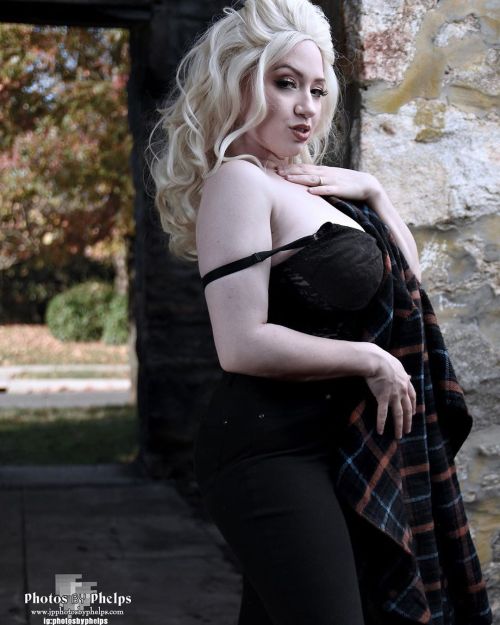 Lolita @la.la.lolita  with cool fashions as we heat up the shoot  #fall #fallfashion  #curves #sexappeal #bodypositive #blonde #lolitamarie #photosbyphelps #baltimorephotographer #baltimoreplusmodel #lace #cleavage  Photos By Phelps IG: @photosbyphelps