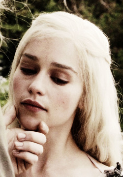 Oh god, what a perfect girl, what a perfect pose, what a perfect still. My queen, my Khaleesi.