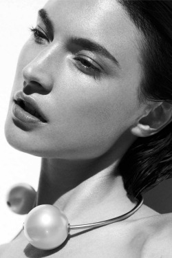 silverlininglookbook:  senyahearts:  Jacquelyn Jablonski  in “Purity of White” for Vogue Japan, May 2014 Photographed by: Julia Noni   B&amp;W fashion blog
